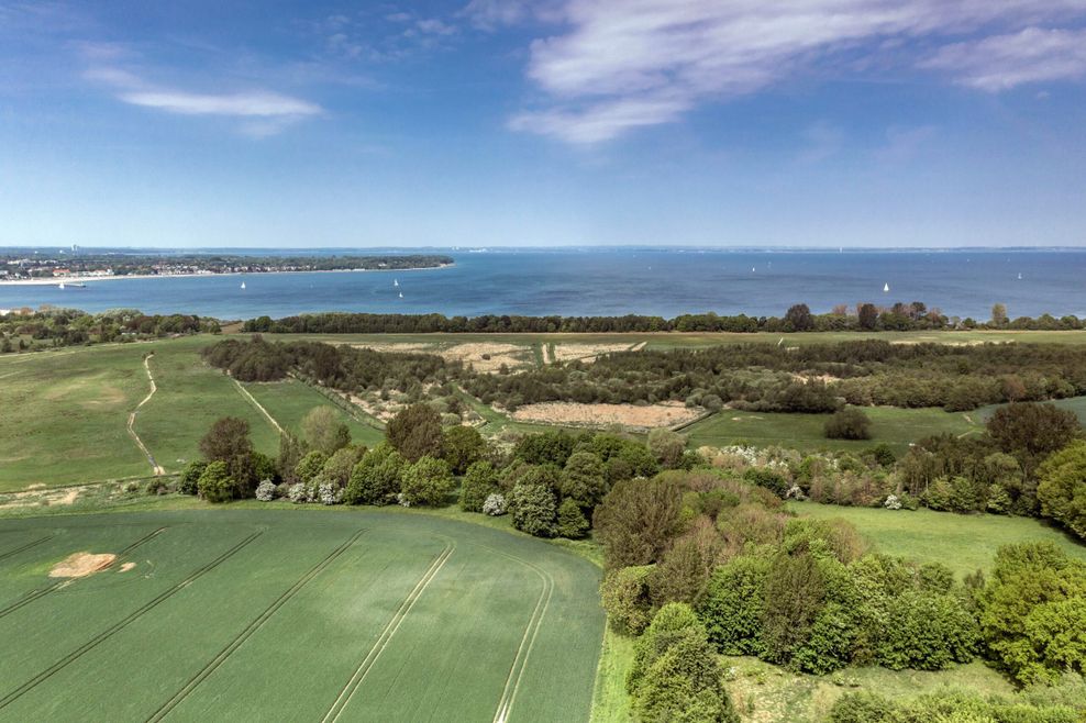 Das Gelände liegt unweit der Ostsee und der Lübecker Bucht.