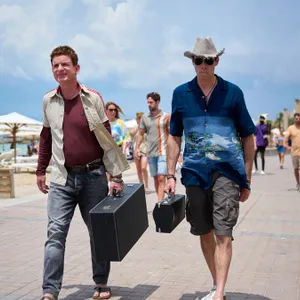 Heinz Strunk und Marc Hosemann an Strandpromenade laufend