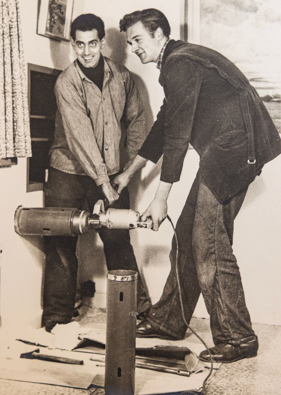 Dieses Foto aus der Lehrlingsarbeit zeigt Kollegen von Helga S.-J. beim Durchbohren einer Wand für Gasrohre.
