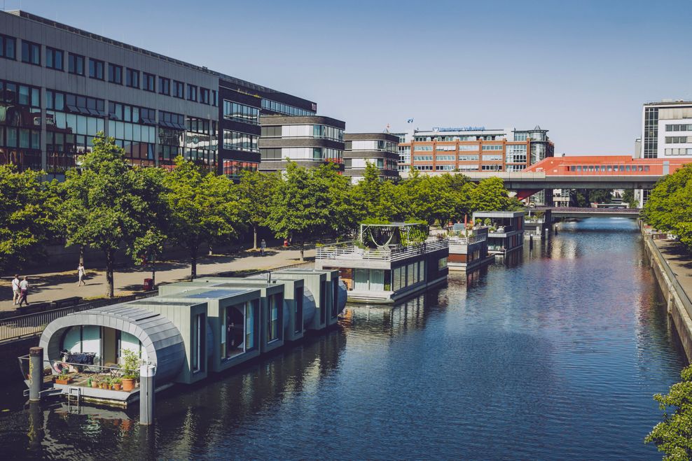 Übersichtsaufnahme des Norderkai-Ufers mit den Hausbooten in Hammerbrook