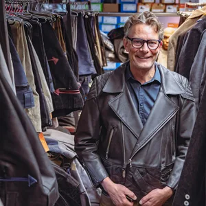 Der neue Geschäftsführer Henning Brandt präsentiert eine Veddeljacke in dem alten Geschäft am Niedergeorgswerder Deich 56.