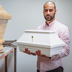 Bestatter Faraz Ghazi (29) mit einem Baby-Sarg im Krematorium Ohlsdorf