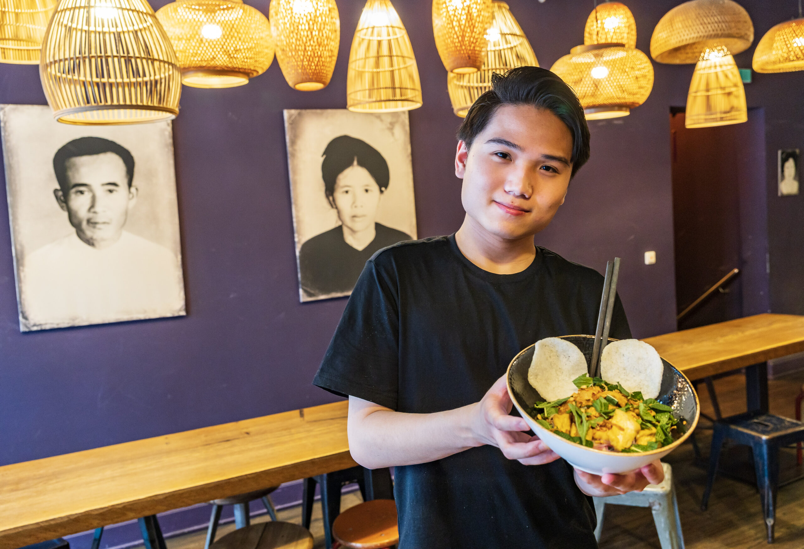 Melvin Tong (18), Mitarbeiter im „O-Ren Ishii“ zeigt Fabio Haebels Lieblingsgericht: den Glasnudelsalat mit Tofu