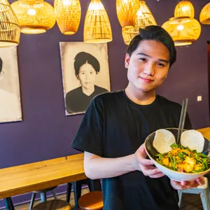 Melvin Tong (18), Mitarbeiter im „O-Ren Ishii“ zeigt Fabio Haebels Lieblingsgericht: den Glasnudelsalat mit Tofu
