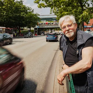 Das Farmsener Stadtzentrum ist eine vielbefahrene Straße mit Imbissen nebendran. Volker Neue lebt – mit kurzen Unterbrechungen – seit seiner Geburt in dem Stadtteil.