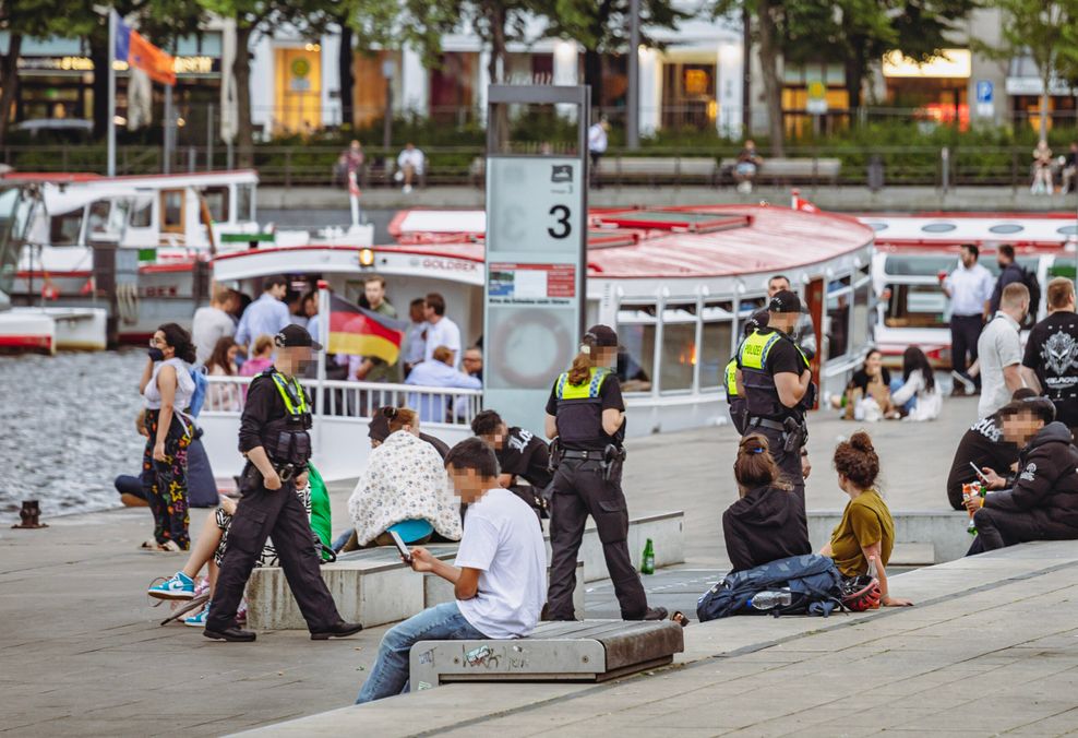 Polizisten am Jungfernstieg