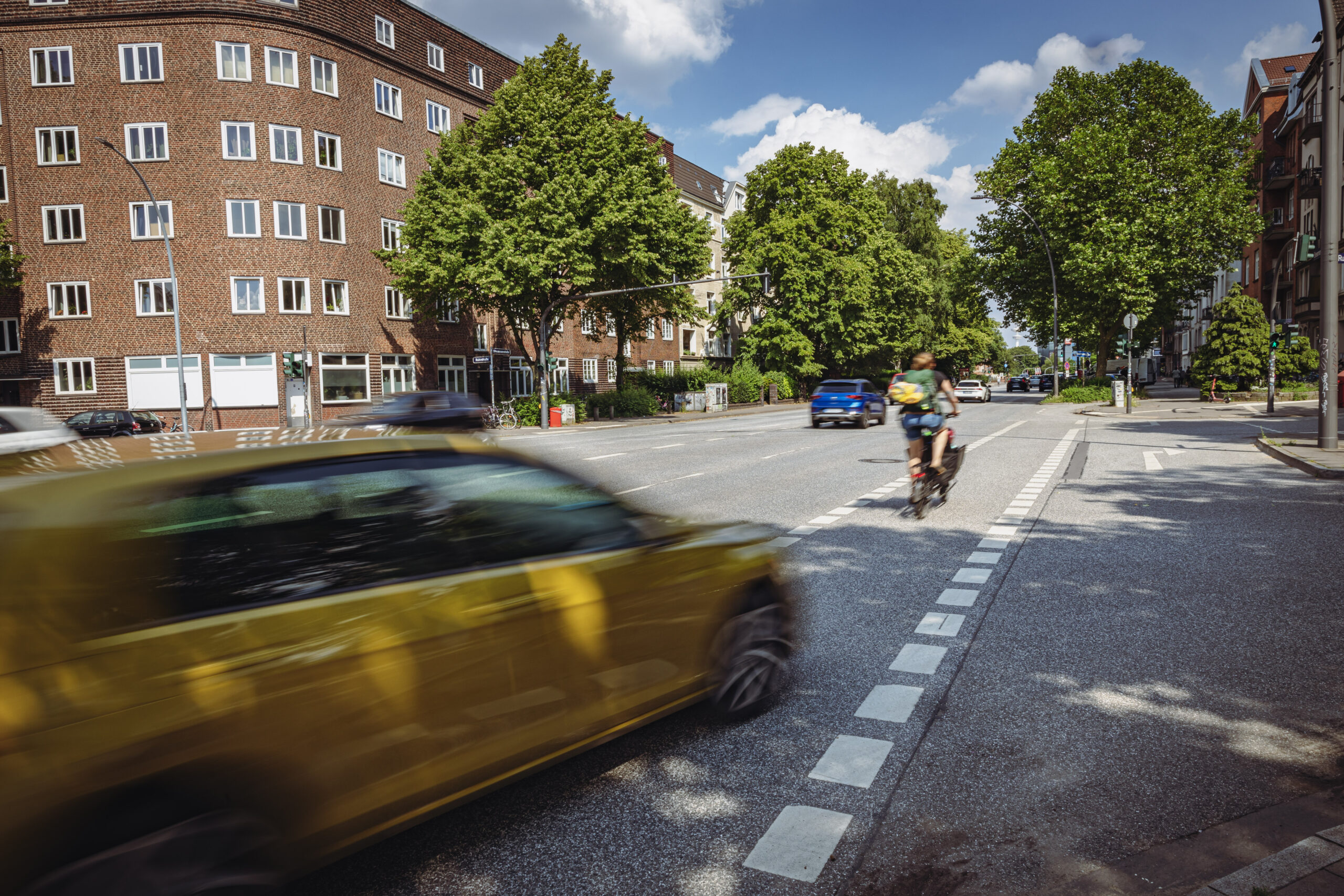 Noch immer sind viele Fahrradweichen in Hamburg nicht rot eingefärbt, wie hier an der Stresemannstraße.