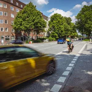 Noch immer sind viele Fahrradweichen in Hamburg nicht rot eingefärbt, wie hier an der Stresemannstraße.