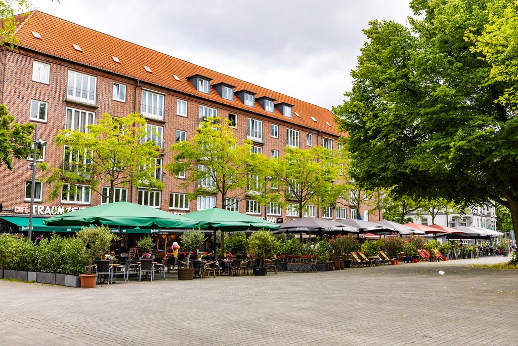 Die Sonnenschirme am Hansaplatz haben alle möglichen Farben. Aktuell ist es jedoch nur bei einem Gastronomen ein Problem – die anderen werden wegen anderen Dingen abgemahnt.
