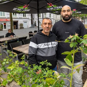 Der leitende Angestellte Mehmet Simset (li) und Geschäftsführer Ömer Beder sind sauer auf die Behörde.
