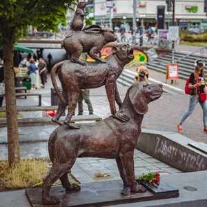 Das bronzene Mahnmal "Hamburger Stadtmusikanten" – Hund, Affe, Kaninchen, Ratte – steht jetzt in der Neuen Großen Bergstraße, Höhe Hausnummer 6