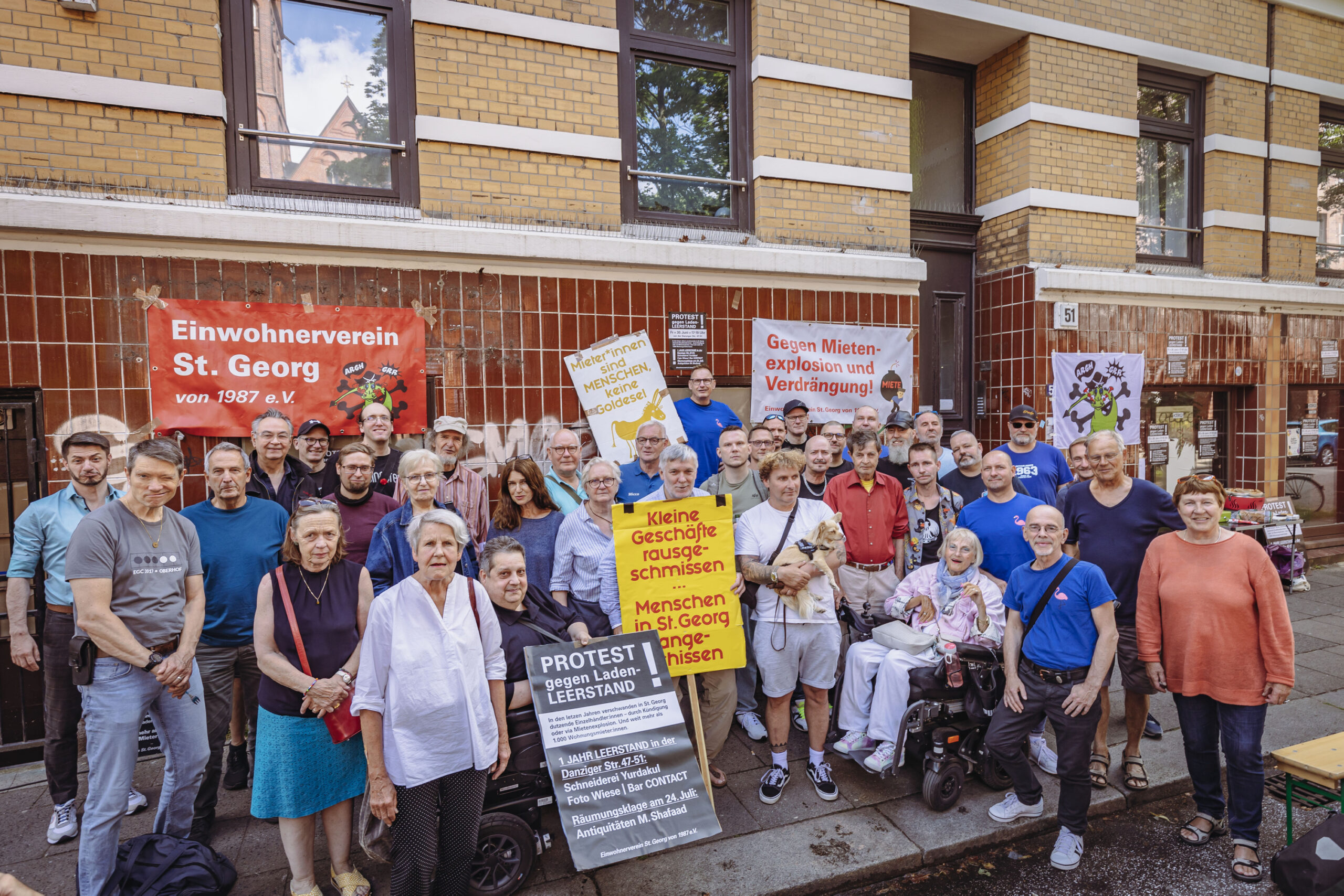 Anwohner und Mitglieder des Einwohnervereins St. Georg protestieren gegen die geschlossenen Läden.