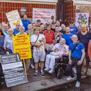 Anwohner und Mitglieder des Einwohnervereins St. Georg protestieren gegen die geschlossenen Läden.
