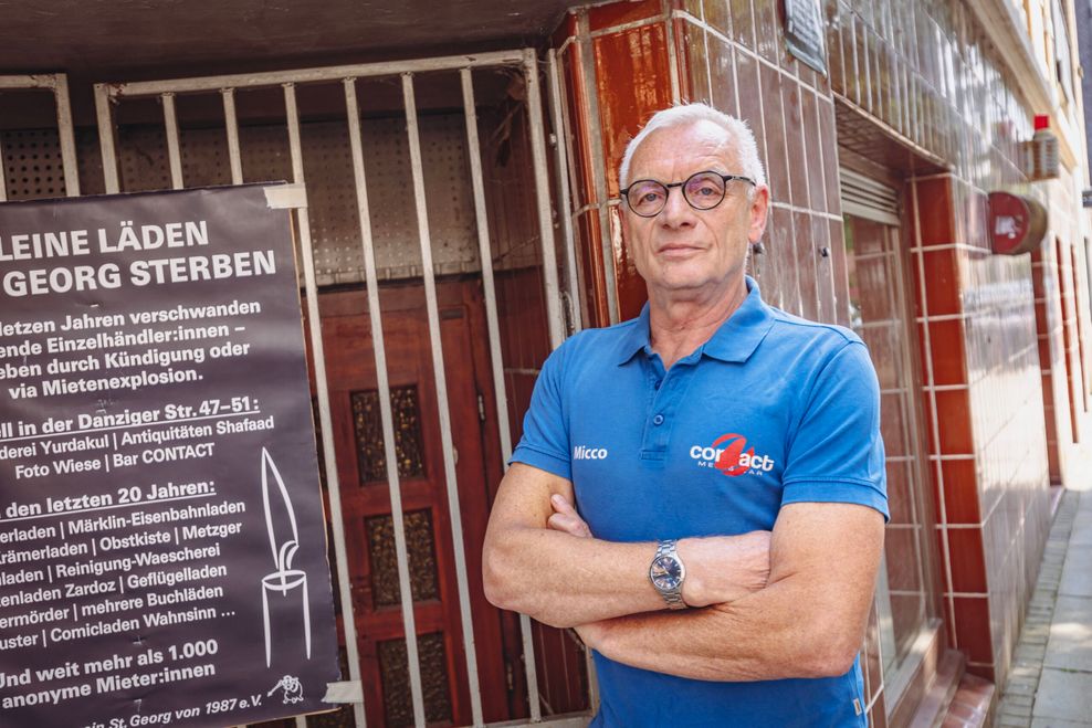 Micco Dotzauer (65) vor seiner jetzt geschlossenen Bar in der Danziger Straße.