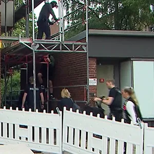 Polizisten vor einem Gebäude im Abendrothsweg. Drei Personen wurden fest