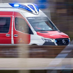 Rettungswagen im Einsatz (Symbolbild).