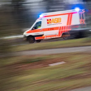 Ein Rettungswagen im Einsatz (Symbolbild).