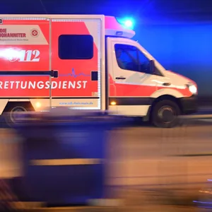 Rettungswagen (RTW) im Einsatz (Symbolbild).