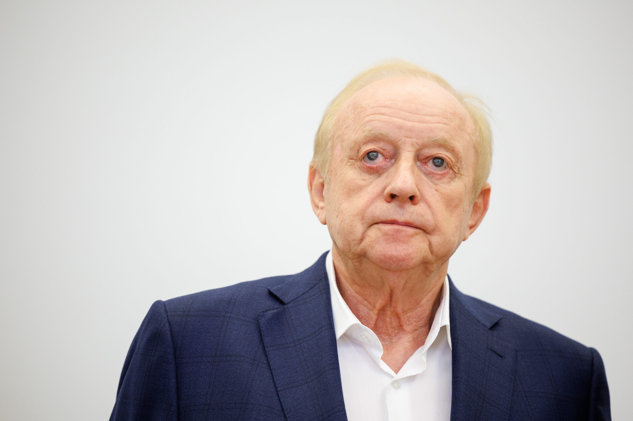 Starkoch Alfons Schuhbeck im Oktober 2022 vor dem Landgericht München I.