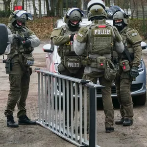 SEK Einsatz in Poppenbüttel – Polizeihund beißt Beamten