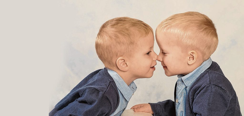 Die Zwillinge Luca und Mats leiden an einer seltenen Krankheit.