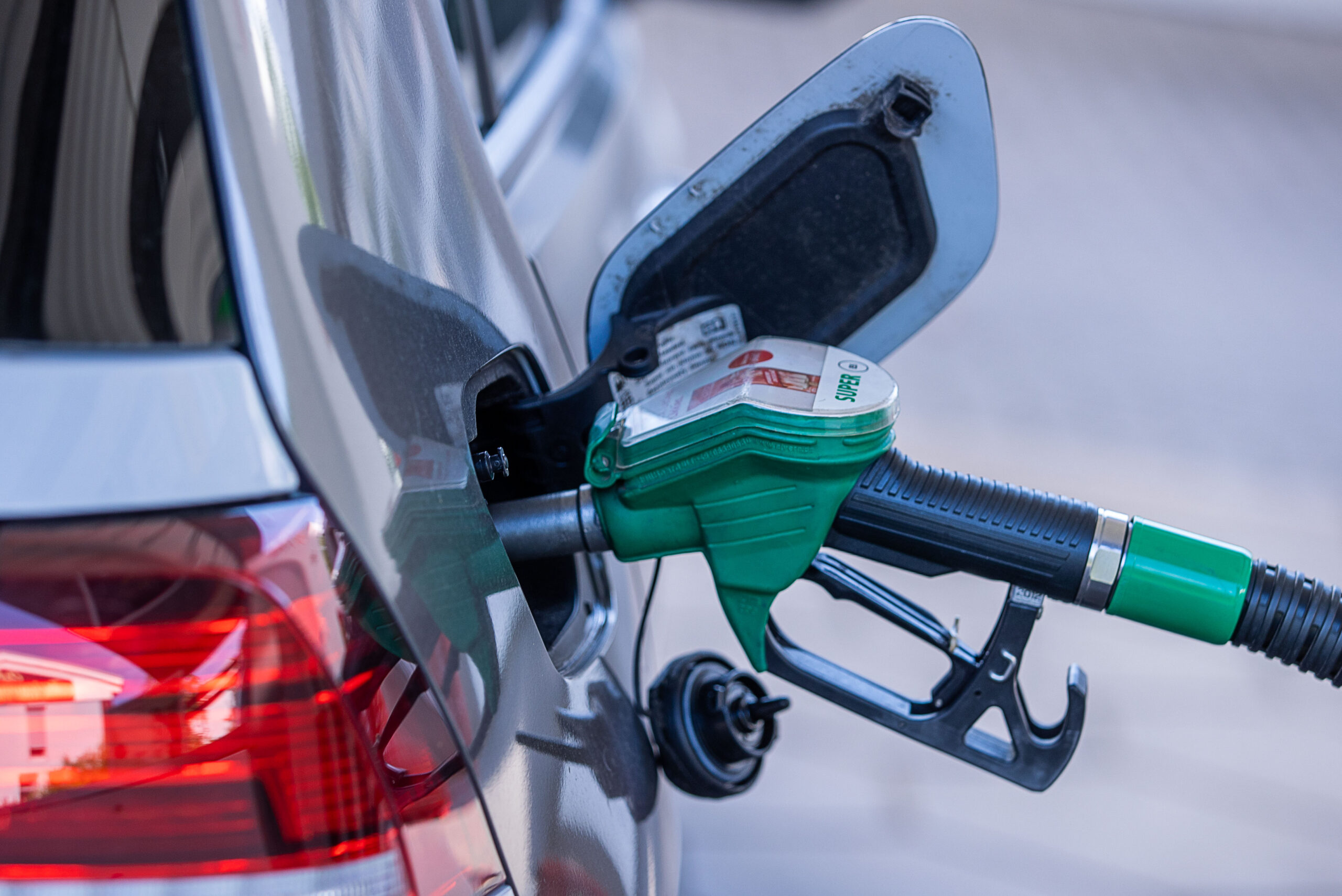Tanken ist ein teurer Spaß – vor allem an der Autobahn.