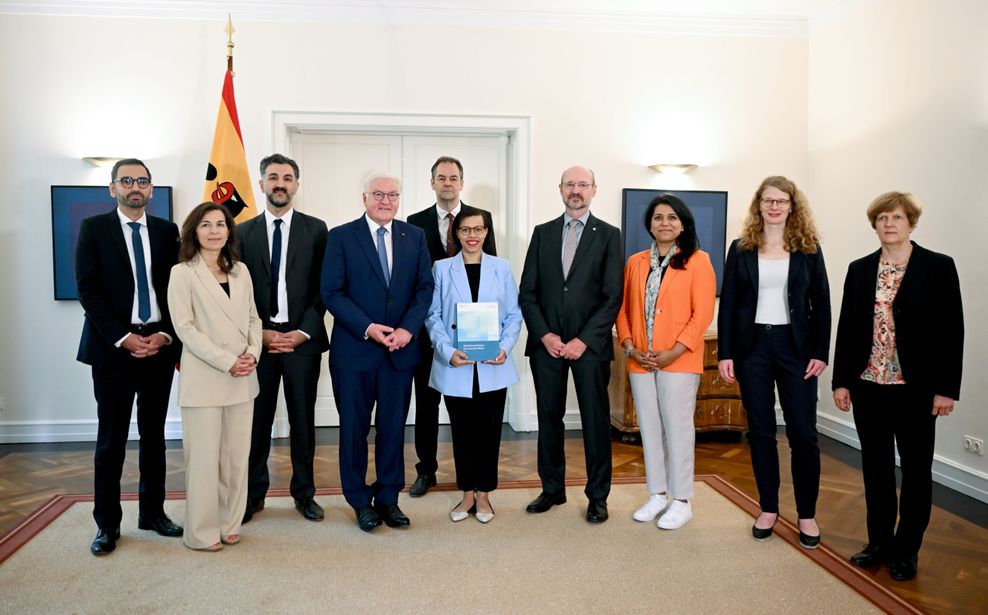 Bundespräsident Frank-Walter Steinmeier präsentiert mit Mitgliedern des Unabhängigen Expertenkreises Muslimfeindlichkeit (UEM) den neuen Bericht.