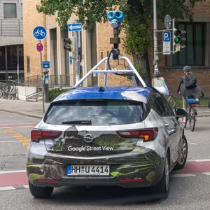 Mit Mast und vielen Linsen: Eins von Googles Kamera-Autos im Einsatz.