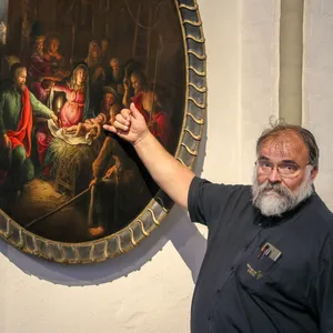 St.-Petri-Küster Martin Meier zeigt auf eines der beschädigten Gemälde.