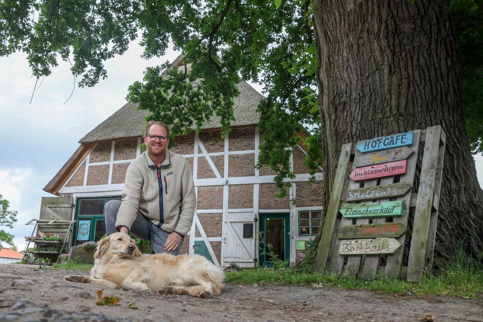 Henning Beeken vom Hof Eggers mit Rocky.