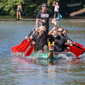 Das Team der „Hamburger Originale“ trainiert für den Drachenboot Cup.