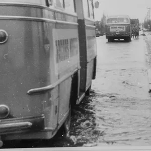Während der Sturmflut waren auch immer wieder Busse der Hochbahn im Rettungseinsatz – wie hier am Mittleren Landweg.