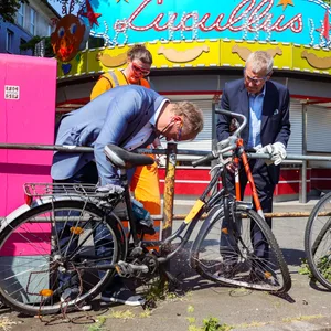 Umweltsenator Jens Kerstan (links) und Rüdiger Siechau, Chef der Stadtreinigung, lösen eins der Schrotträder auf St. Pauli.