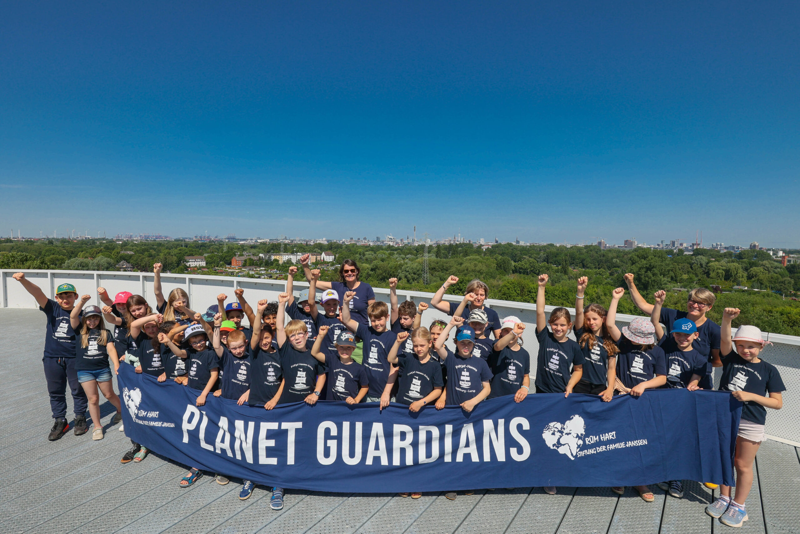 Gruppenfoto auf dem Energieberg: Die Schüler der Hamburger Fridtjof-Nansen-Schule werden zu „Planet Guardians“.
