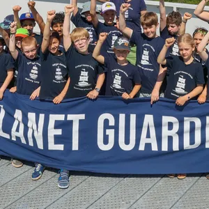 Gruppenfoto auf dem Energieberg: Die Schüler der Hamburger Fridtjof-Nansen-Schule werden zu „Planet Guardians“.