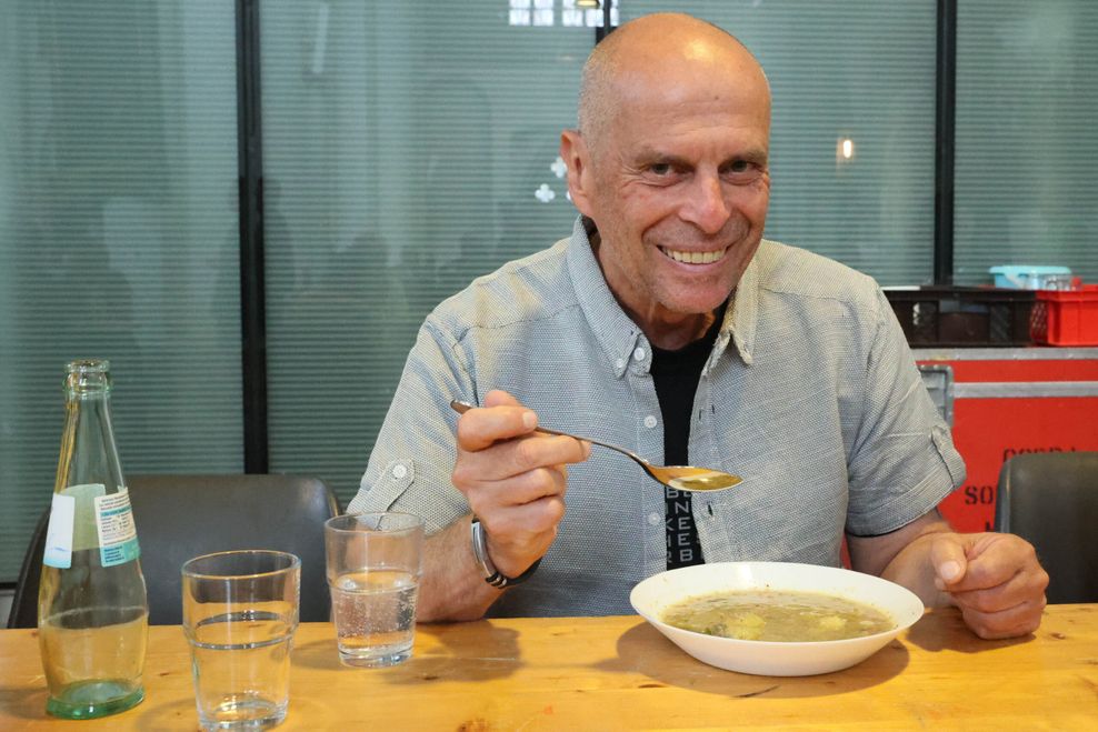 Ralf (63) mit einem Teller Lauch-Suppe.