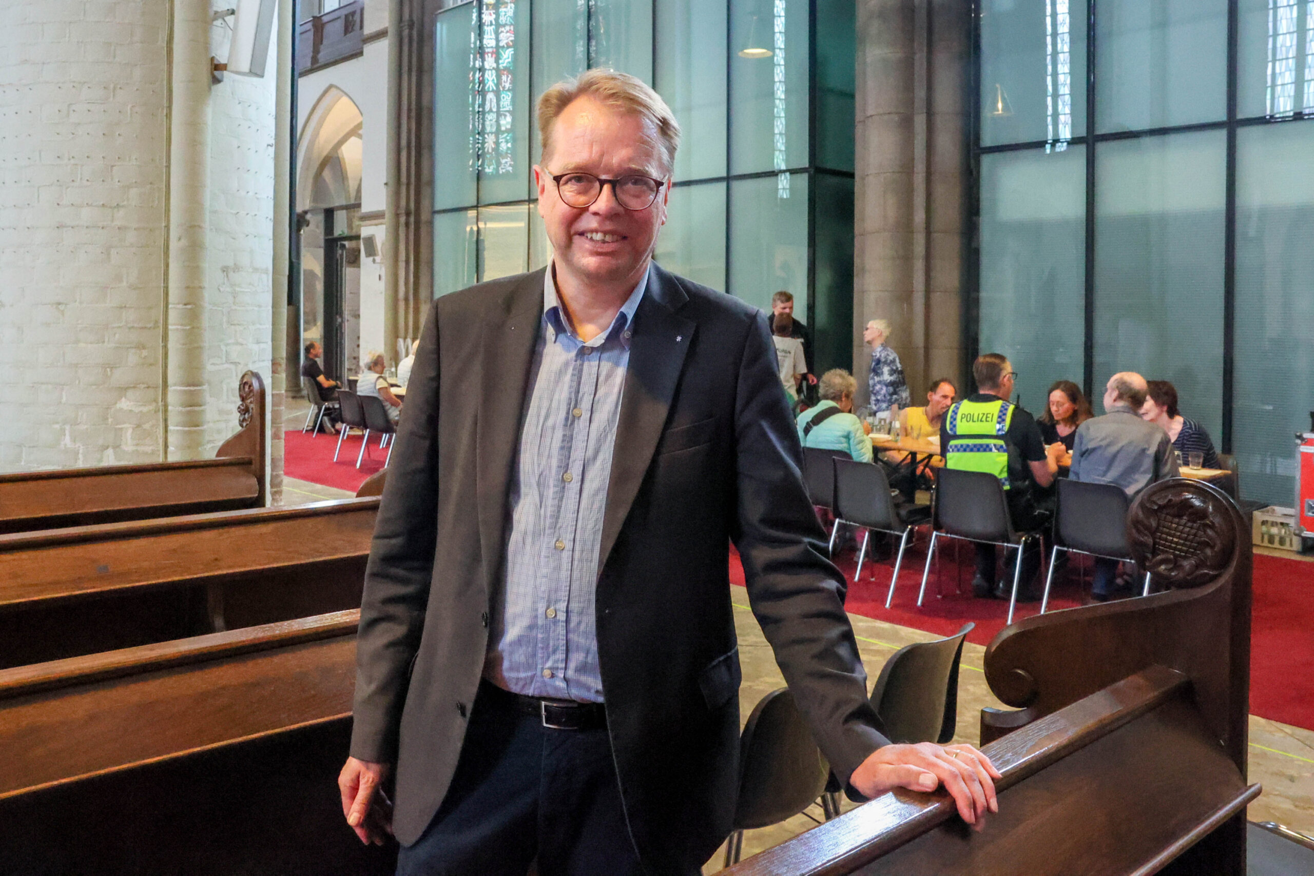 Essensausgabe in der St.Petri Kirche. Hauptpastor Dr. Jens-Martin Kruse (53)