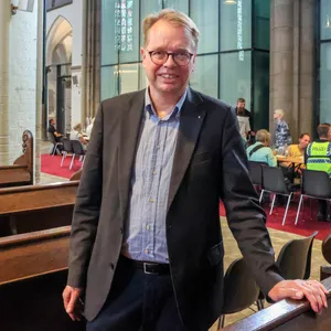 Essensausgabe in der St.Petri Kirche. Hauptpastor Dr. Jens-Martin Kruse (53)