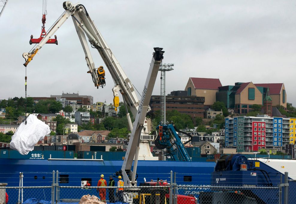 Trümmer des Tauchboots „Titan“ werden vom Schiff „Horizon Arctic“ entladen.