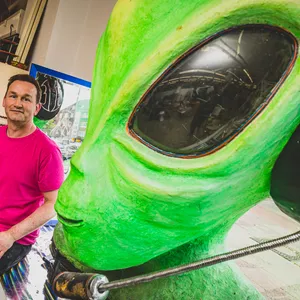 „Schneppchen“-Chef Heiko Ebers mit „Lars vom Mars“. Das „Alien“ kostet 249 Euro.