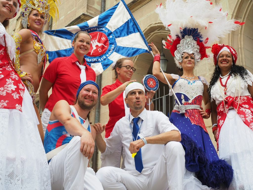 Gruppe Samabatanzer mit Fahne des Vereins Unidos de Hamburgo