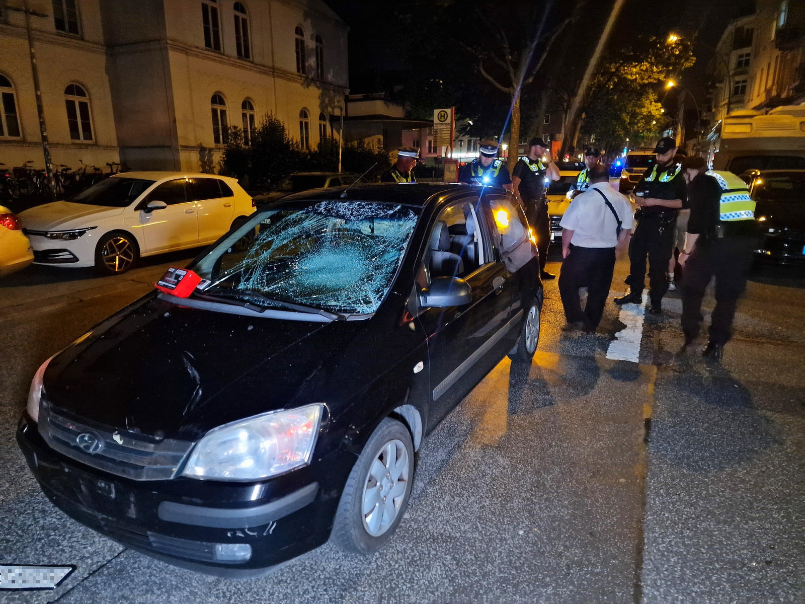 Bei einer Kollision am Freitagabend ist eine Radfahrerin verletzt worden: Sie soll dem Hyundai die Vorfahrt genommen haben.
