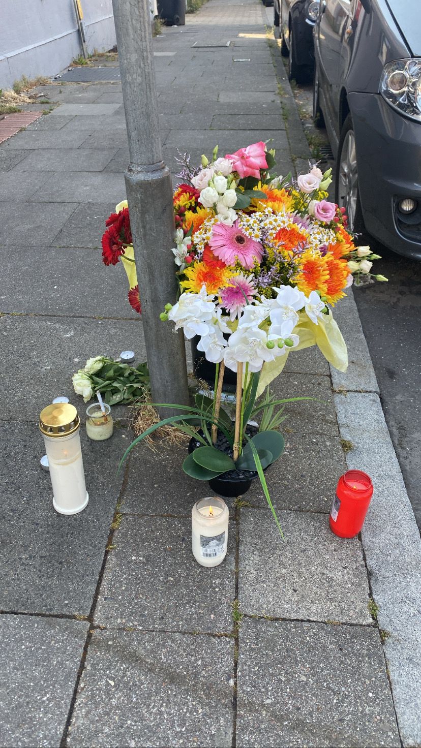 Trauernde haben Blumen und Kerzen am Tatort abgelegt.