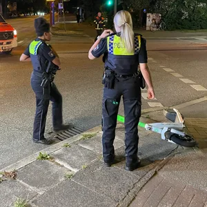 Polizei- und Feuerwehrkräfte am Einsatzort in Lokstedt.