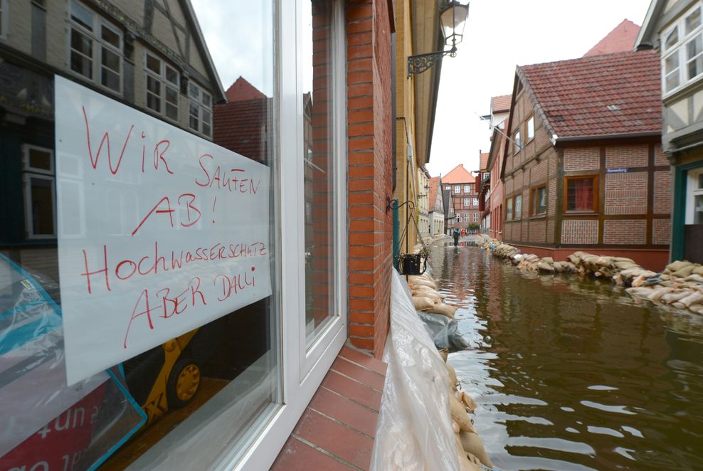 2013: „Wir saufen ab! Hochwasserschutz aber Dalli“, steht auf einem Schild in einem Wohnhaus in der überfluteten Unterstadt von Lauenburg.