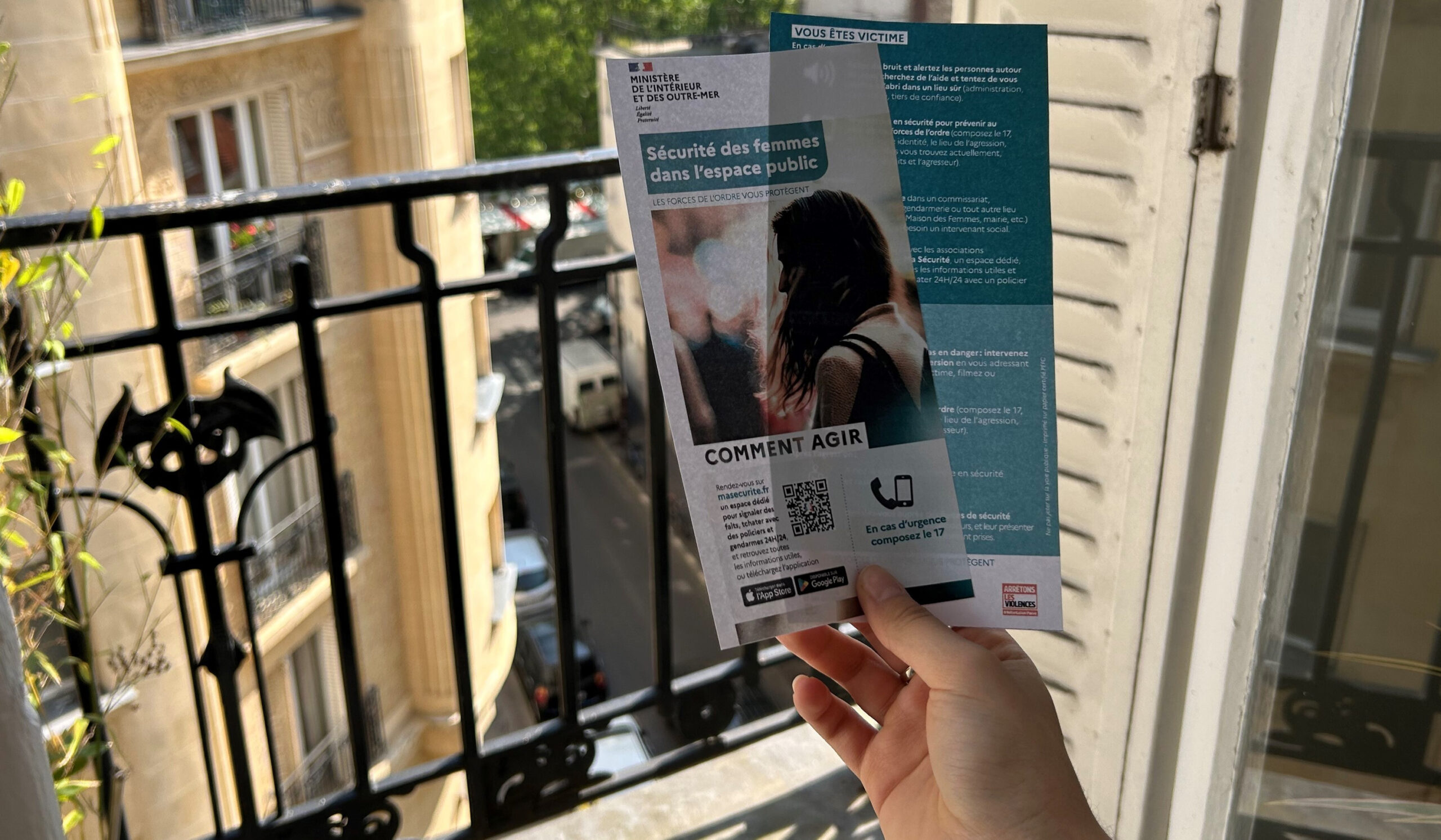Ein Flyer in der Hand einer Frau: Diese Flyer mit Tipps, was Frauen bei Belästigung tun sollen, sorgen in Frankreich für Wirbel.
