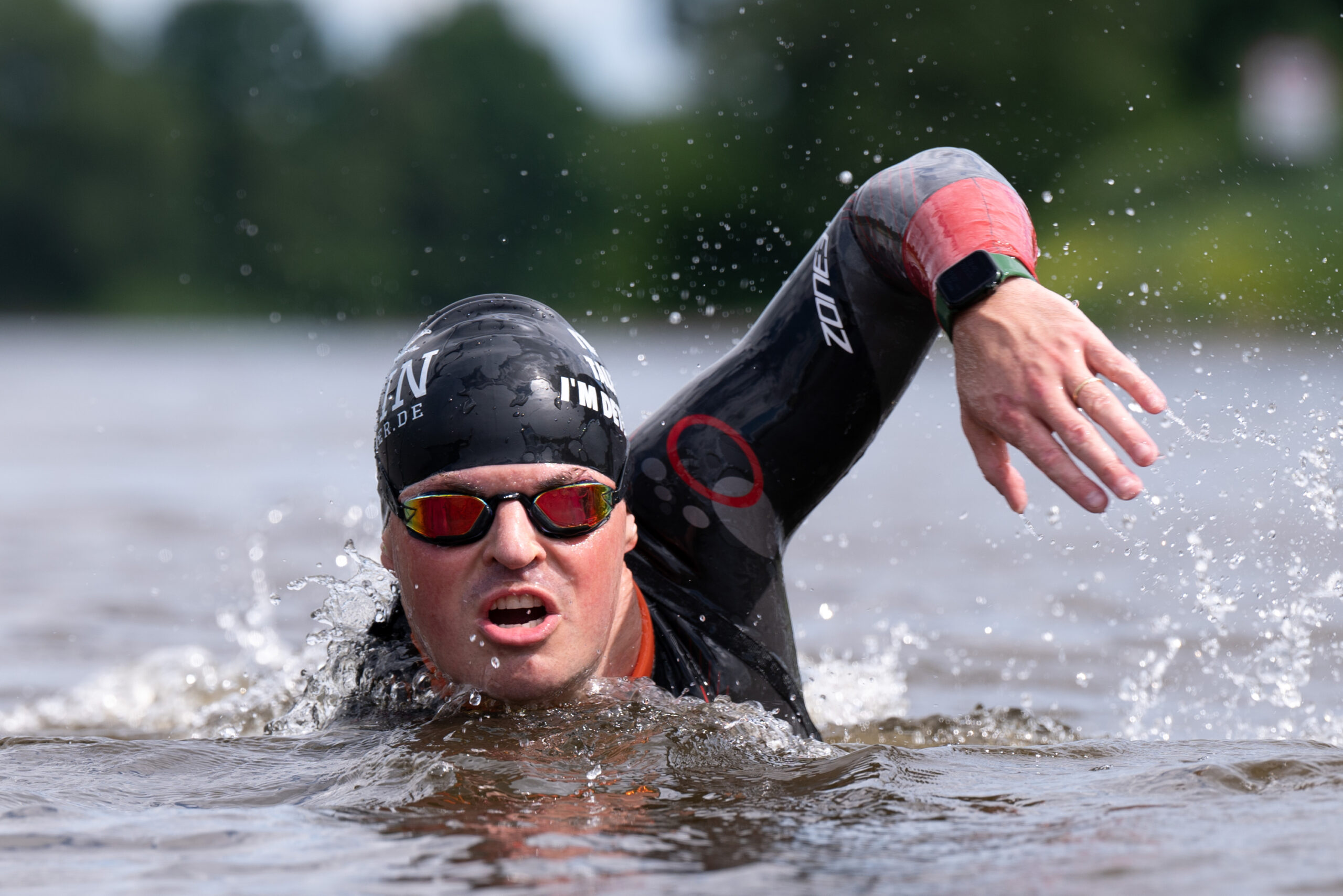 Marathon-Schwimmer Joseph Heß während einer Trainingseinheit in der Elbe. Vorigen Sommer hat er den Rhein von der Quelle bis zur Mündung in 25 Tagen durchschwommen.