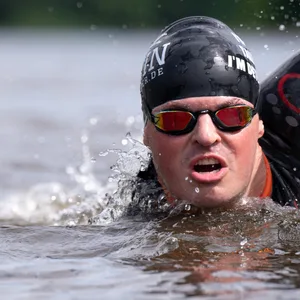 Marathon-Schwimmer Joseph Heß während einer Trainingseinheit in der Elbe. Vorigen Sommer hat er den Rhein von der Quelle bis zur Mündung in 25 Tagen durchschwommen.