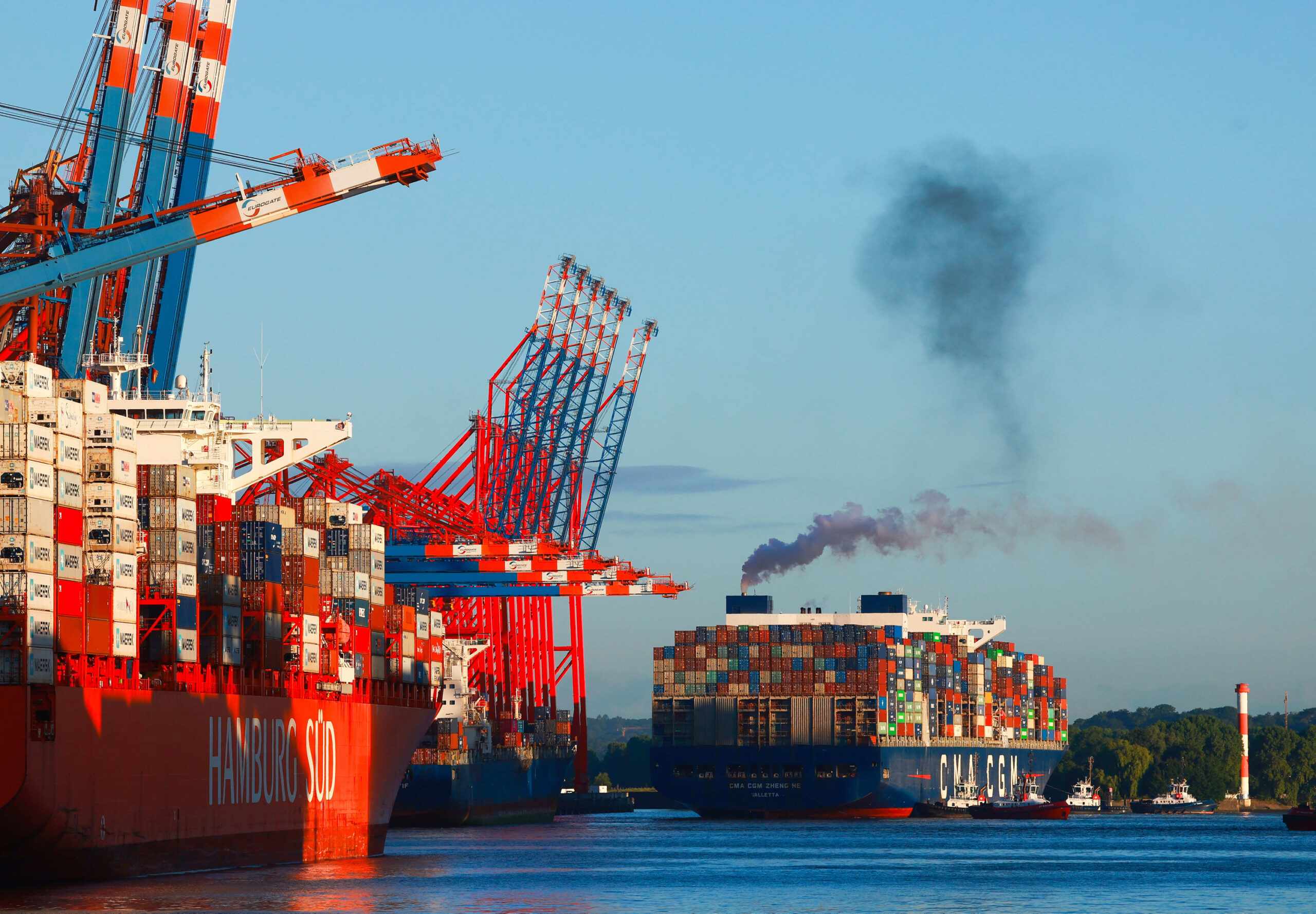 Ein Containerschiff legt am Terminal Eurogate im Waltershofer Hafen in Hamburg an.