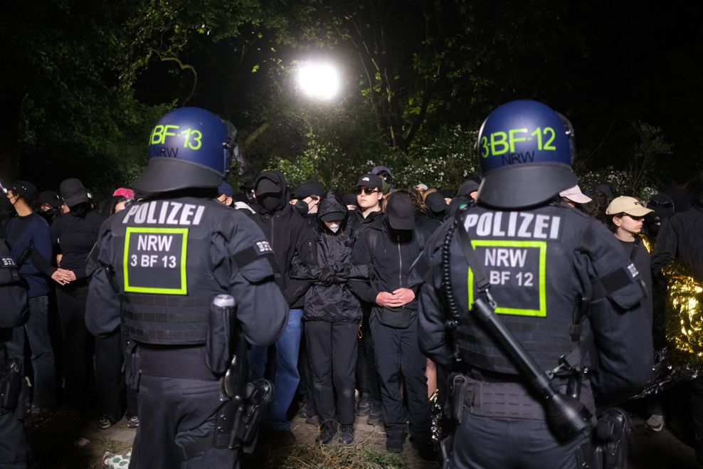 Sachsen, Leipzig: Demonstranten stehen während einer sogenannten „polizeilichen Umschließung“ zusammen.